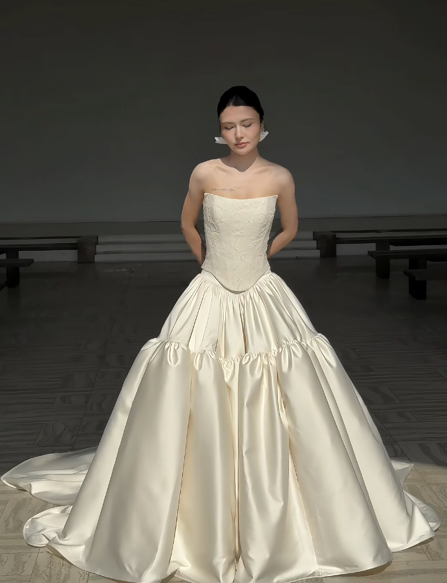Robe de mariée simple sans bretelles coupe trapèze en satin blanc EW07162