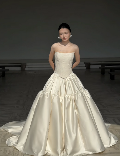 Robe de mariée simple sans bretelles coupe trapèze en satin blanc EW07162
