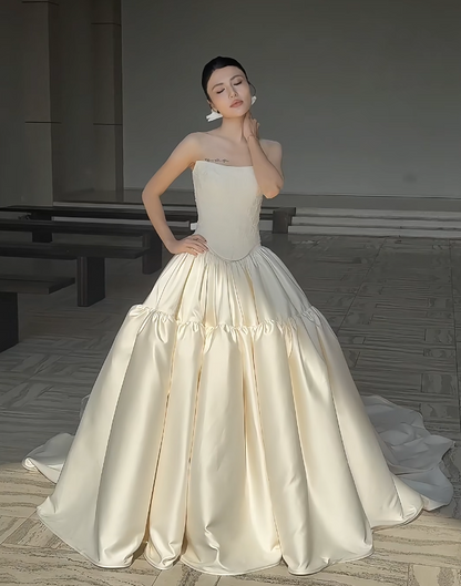 Robe de mariée simple sans bretelles coupe trapèze en satin blanc EW07162