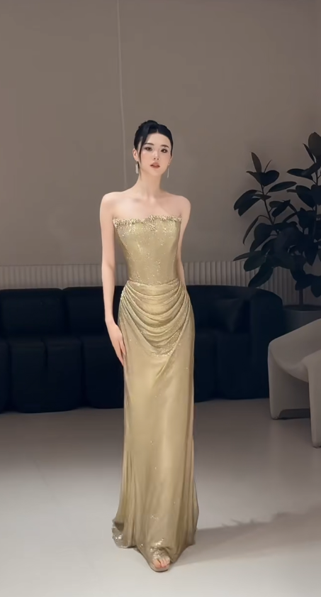Elegantes Etui-Goldenes langes Abendkleid Trägerloses Tüll-Ballkleid EW07167