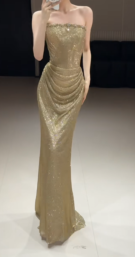 Elegantes Etui-Goldenes langes Abendkleid Trägerloses Tüll-Ballkleid EW07167