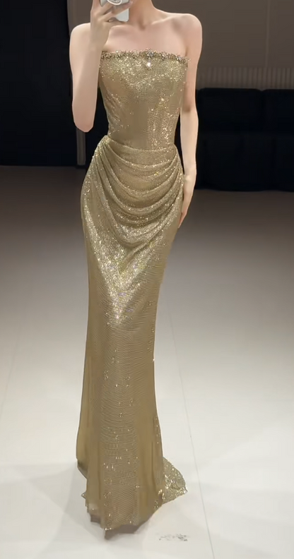 Elegantes Etui-Goldenes langes Abendkleid Trägerloses Tüll-Ballkleid EW07167