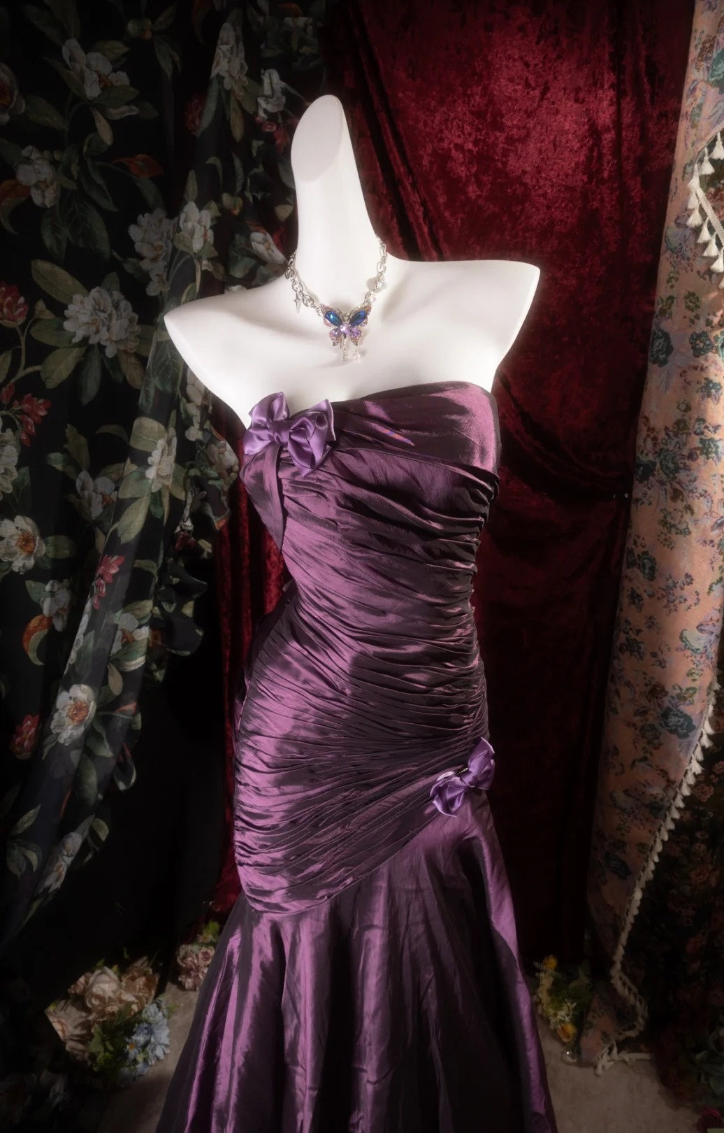 Robe de soirée longue satin fourreau chic sans bretelles violette pour bal de promo EW07176
