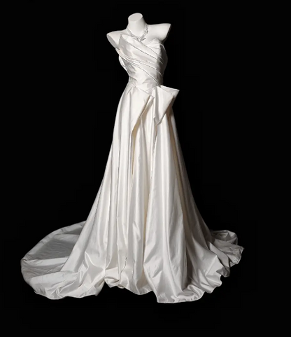 Robe de mariée fourreau sans bretelles élégante en satin blanc sans manches EW07496