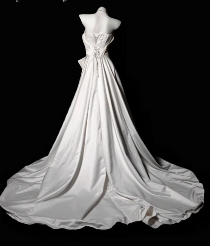 Robe de mariée fourreau sans bretelles élégante en satin blanc sans manches EW07496