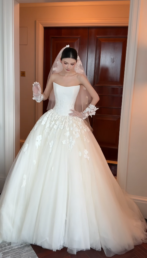 Chic Strapless A-Line Wedding Dress Tulle White Bridal Dress without Sleeves EW07500