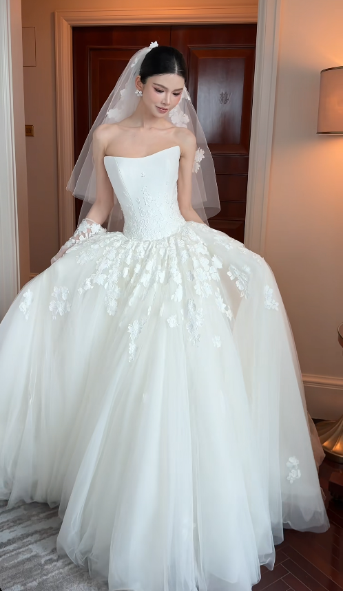 Chic Strapless A-Line Wedding Dress Tulle White Bridal Dress without Sleeves EW07500