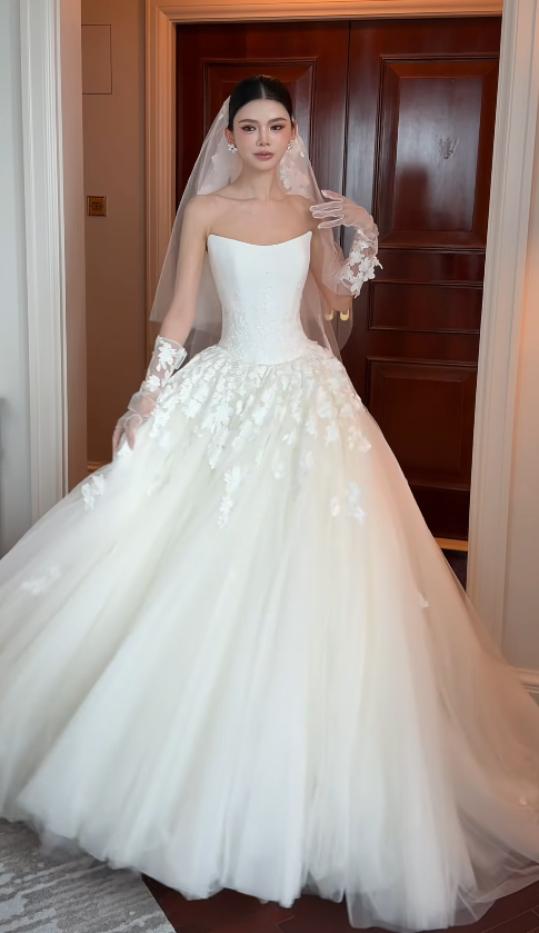 Robe de mariée bustier chic coupe trapèze en tulle blanc sans manches EW07500