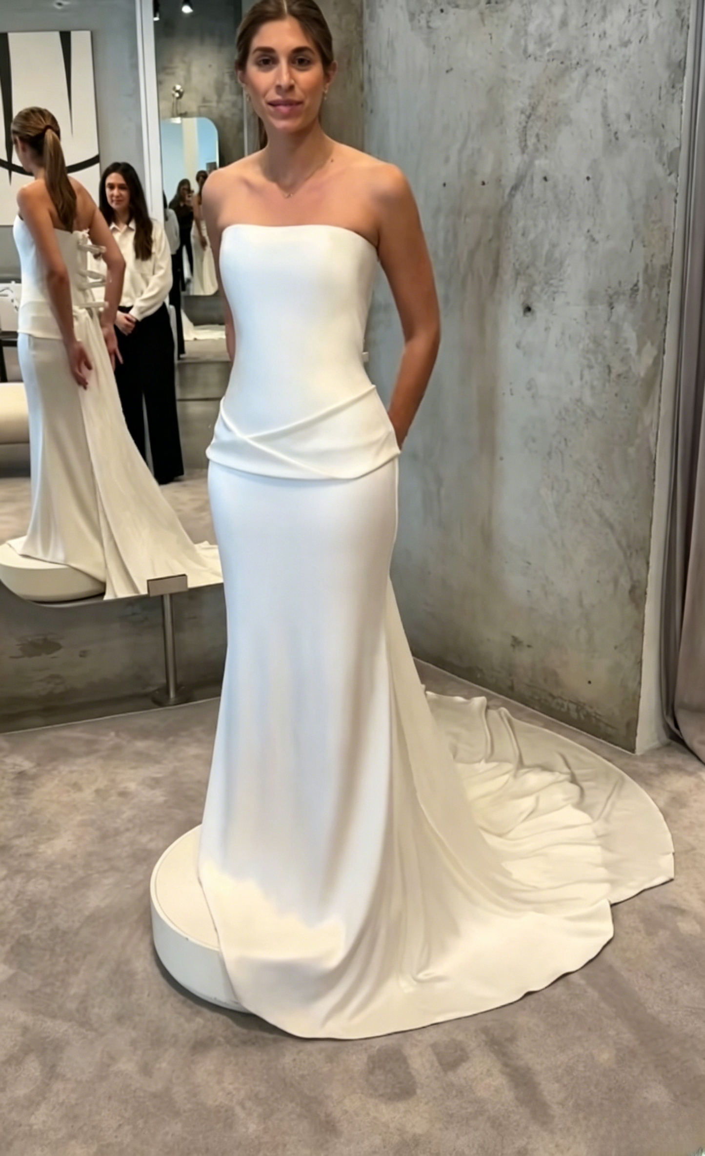 Robe de mariée fourreau simple sans bretelles en satin blanc Robe de mariée sans manches EW07501