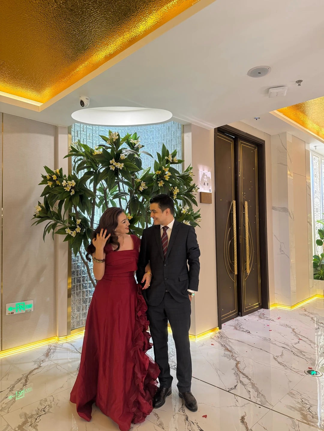 Robe de Soirée Longue en Satin A-ligne à Bretelles, Élégante Robe d'Invitée de Mariage Bordeaux EW07836