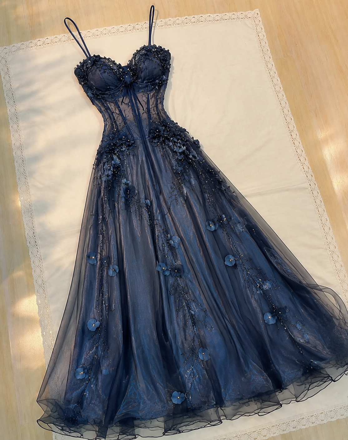 Hübsches marineblaues Ballkleid Spaghettiträger A-Linie Tüll Perlen Abendkleid EW08184