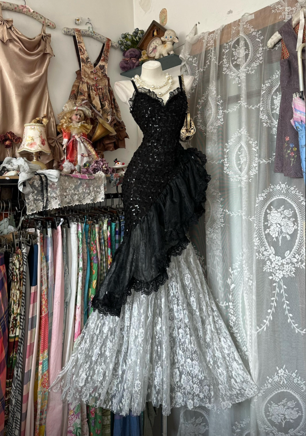 Chic Spaghetti Straps Sheath Lace Sequins Long Evening Dress Black Prom Dress EW08959