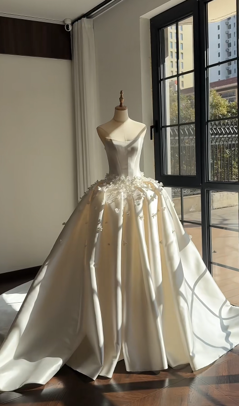 Chic Strapless A-Line Wedding Dress Satin White Bridal Gown Sleeveless Bridal Dress EW08979