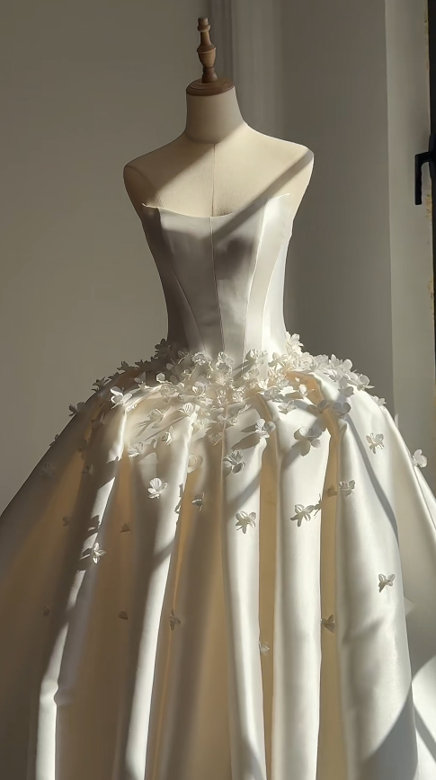 Robe de mariée chic sans bretelles trapèze en satin blanc Robe de mariée sans manches EW08979