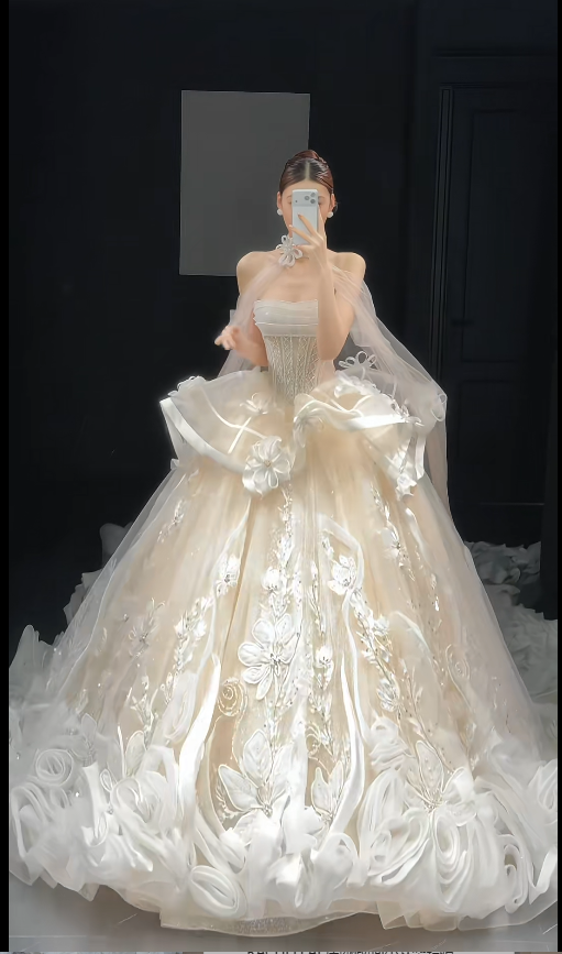 Tulle Wedding Dress Champagne Ball Gown Bridal Gown Sleeveless Strapless Appliques Bridal Dress WD0111