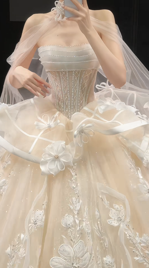 Tulle Wedding Dress Champagne Ball Gown Bridal Gown Sleeveless Strapless Appliques Bridal Dress WD0111
