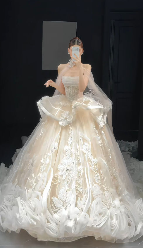 Tulle Wedding Dress Champagne Ball Gown Bridal Gown Sleeveless Strapless Appliques Bridal Dress WD0111
