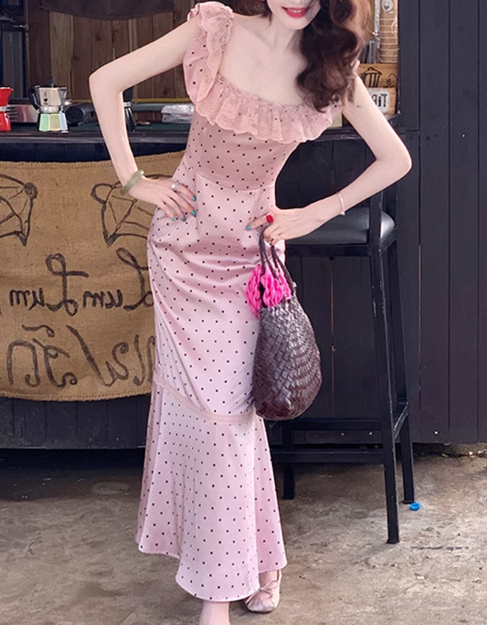 Ärmelloses Kleid aus französischem Satin mit quadratischem Ausschnitt und Rüschen ED0308