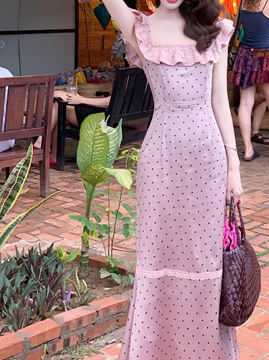Ärmelloses Kleid aus französischem Satin mit quadratischem Ausschnitt und Rüschen ED0308
