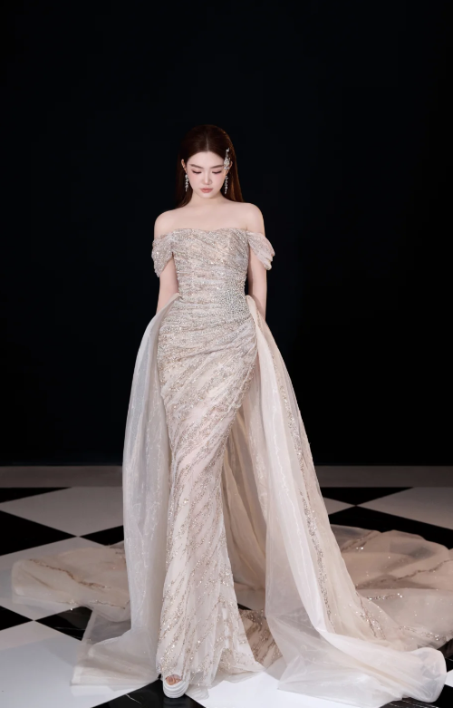 Gorgeous Sheath Long Wedding Dresses Tulle Beaded Champagne Bridal Gowns Sleeveless Strapless Bridal Dresses ED05356