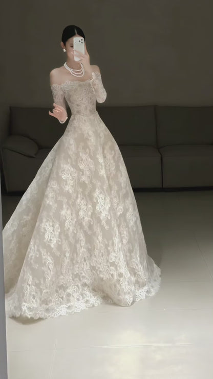 Robe de mariée blanche intemporelle de coupe trapèze avec appliqués en dentelle ED12175
