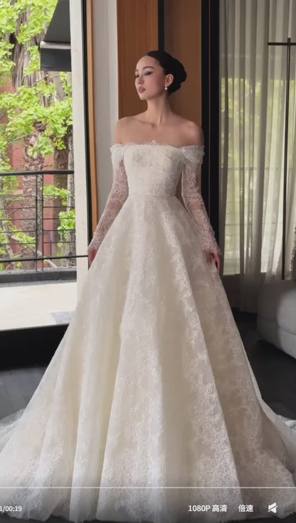Robe de mariée intemporelle en dentelle, coupe trapèze, épaules dénudées, blanche ED12173