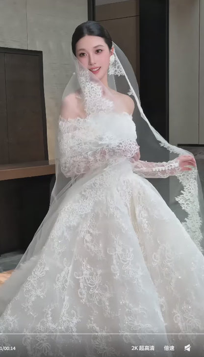 Robe de mariée blanche intemporelle de coupe trapèze en dentelle perlée ED12176