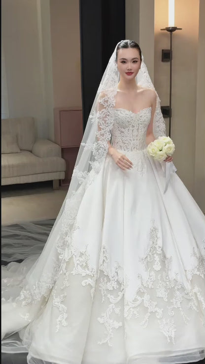 Robe de mariée trapèze intemporelle et romantique, en satin blanc, ED11810